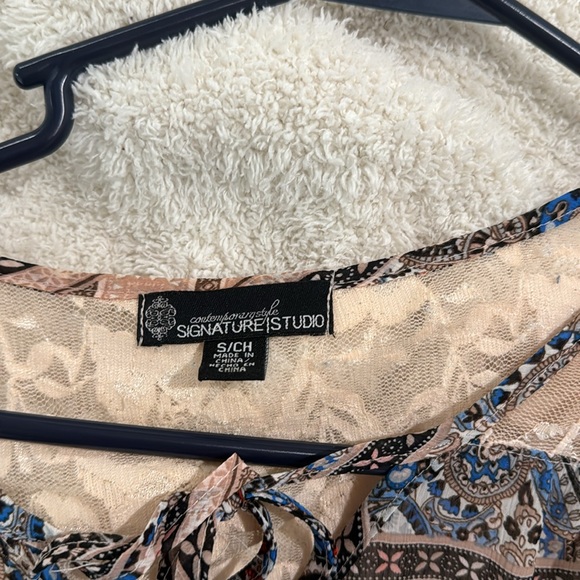 Women’s size small blouse. No stretch. Petty lace detail in the front and back. - Picture 4 of 4